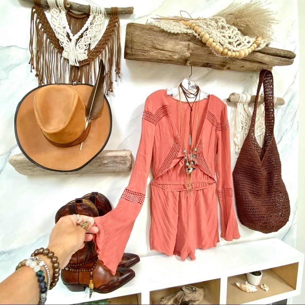 Sweet Boho Gypsy crochet romper in beautiful antique rose colour w bell sleeves - Picture 10 of 13